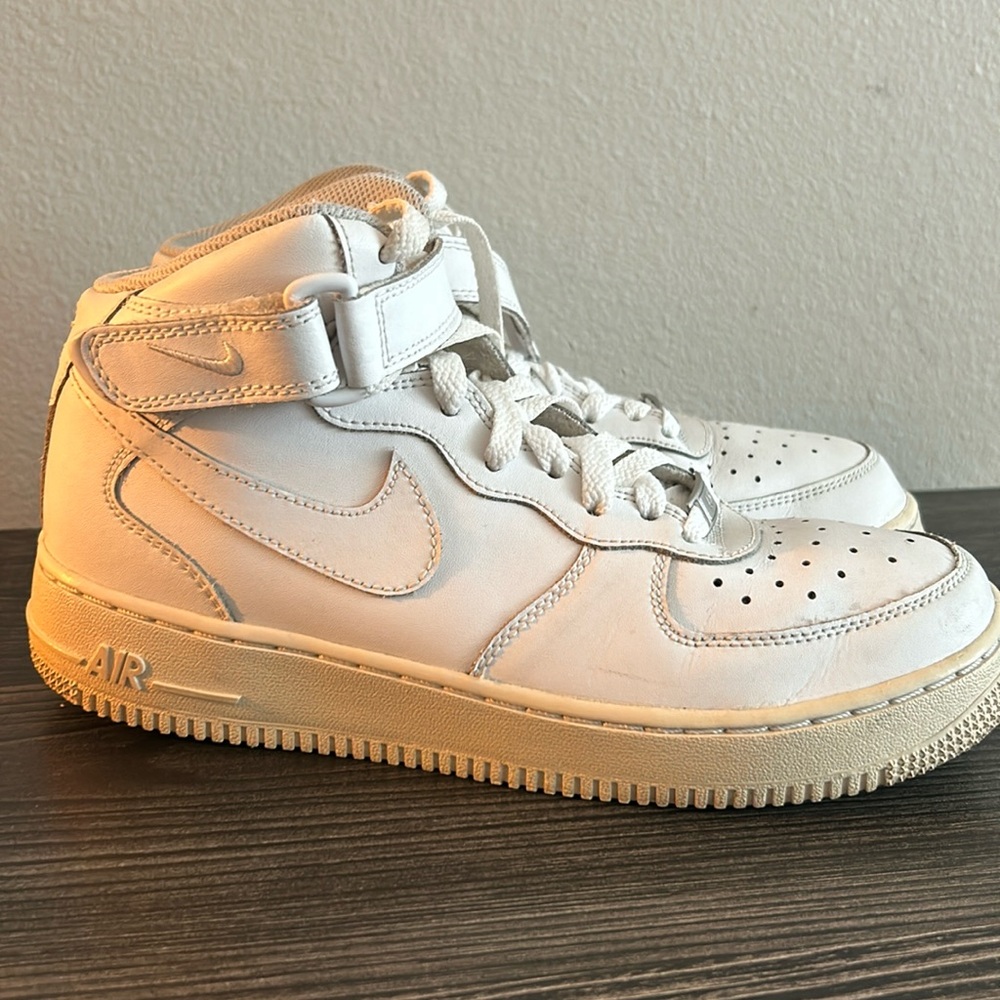 Nike Air Force One, size Youth 7 or women’s 9. They are in really good shape.